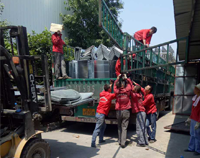 37°高溫下，蜜桃视频APP下载网站蜜桃视频黄色网設備公司的員工仍然在堅持工作